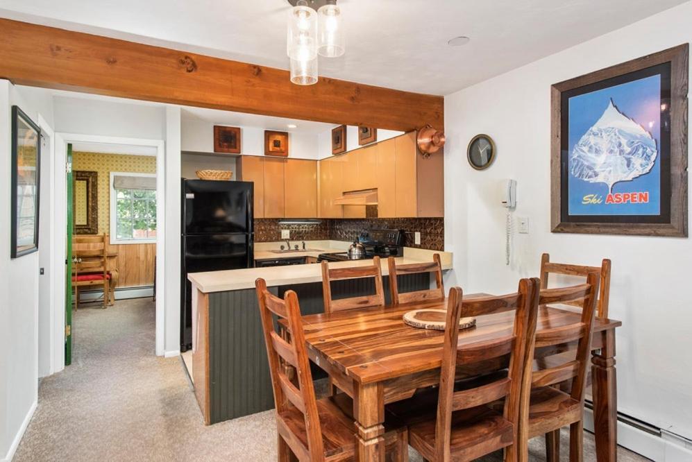 Alpenblick 1, Three Level Townhouse With Fireplace, Private Balcony, And Great Location Aspen Exterior photo